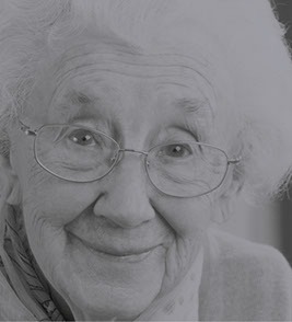 Smilende eldre kvinne